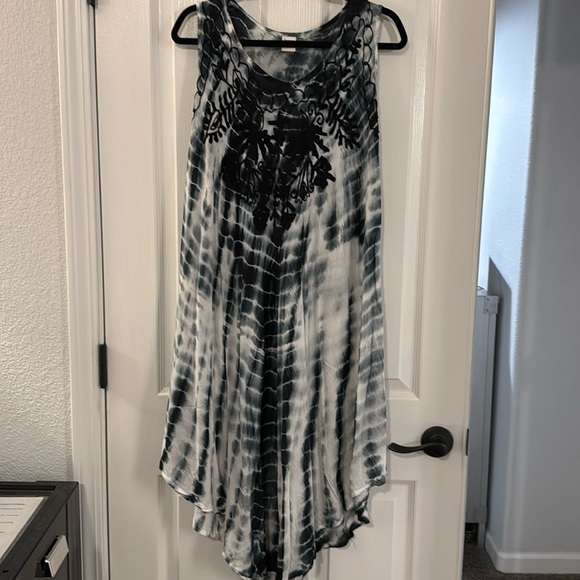 Seven Islands Dresses & Skirts - Flowy embroidered asymmetrical dress